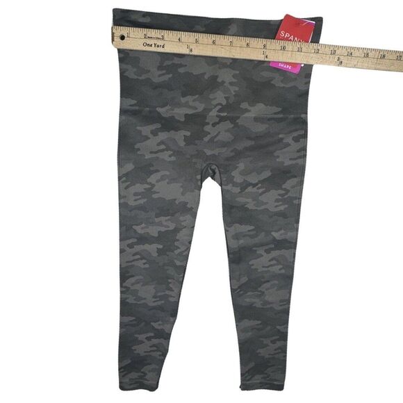 Spanx NWT Leggings Grn Camo Cropped Look at Me Now Seamless Leggings Size Medium - Picture 3 of 11